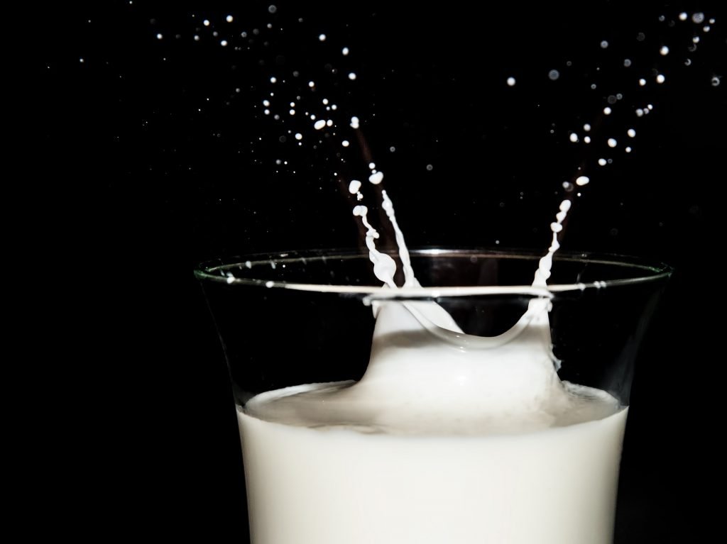 produce la leche acné en adultos